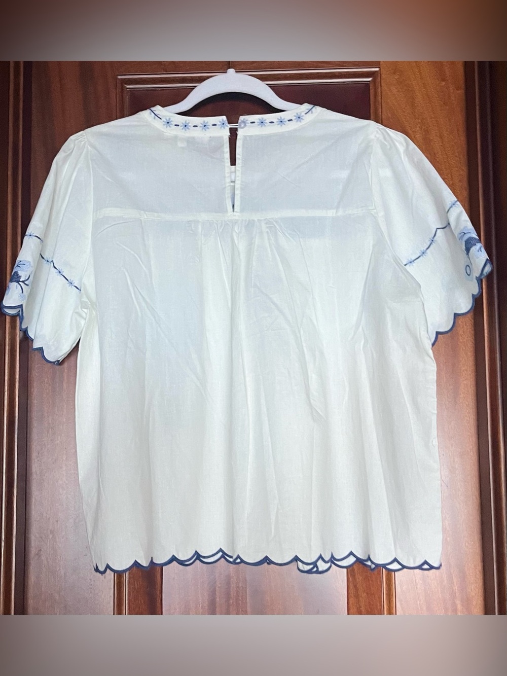 NWOT Zoe and Claire White w/ Blue Embroidery Cropped Peasant Boho Top Size L - Picture 4 of 6